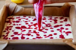 raspberry swirl cheesecake bars-05