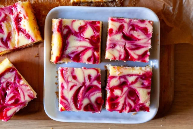Delicious Raspberry Swirl Cheesecake Bars Recipe
