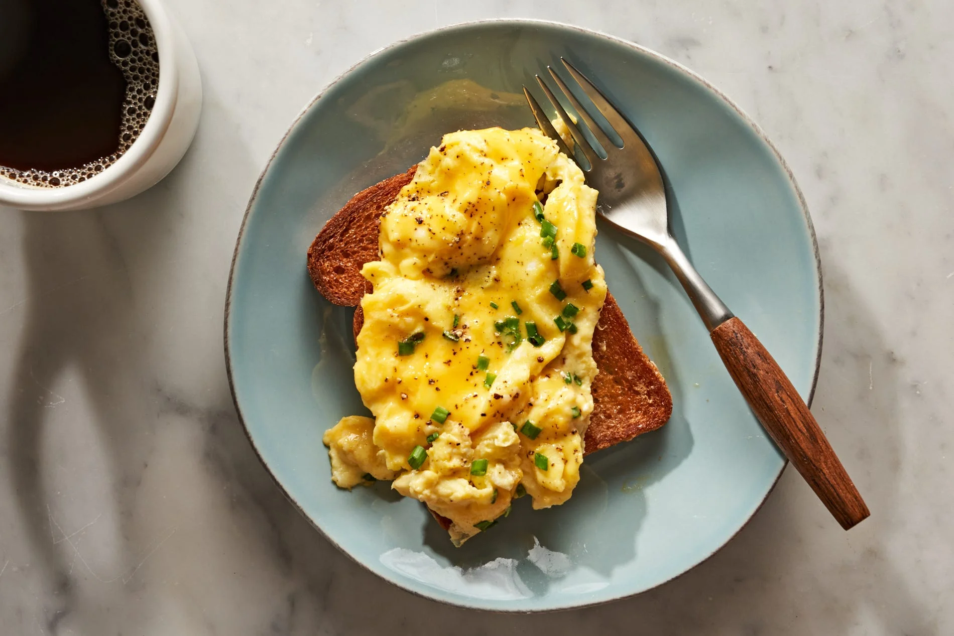 Unlocking the Secret to Perfectly Creamy Scrambled Eggs with Sour Cream